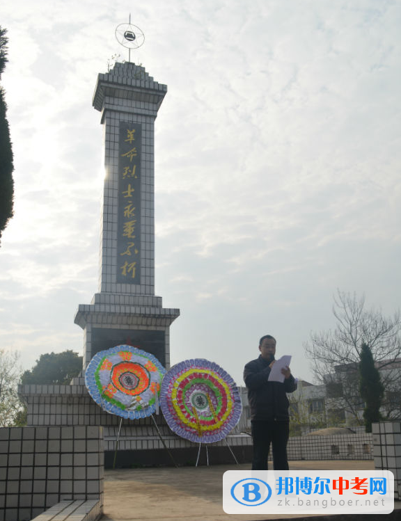 東興區(qū)第十二中學(xué)踐行“十愛 ”清明祭英烈