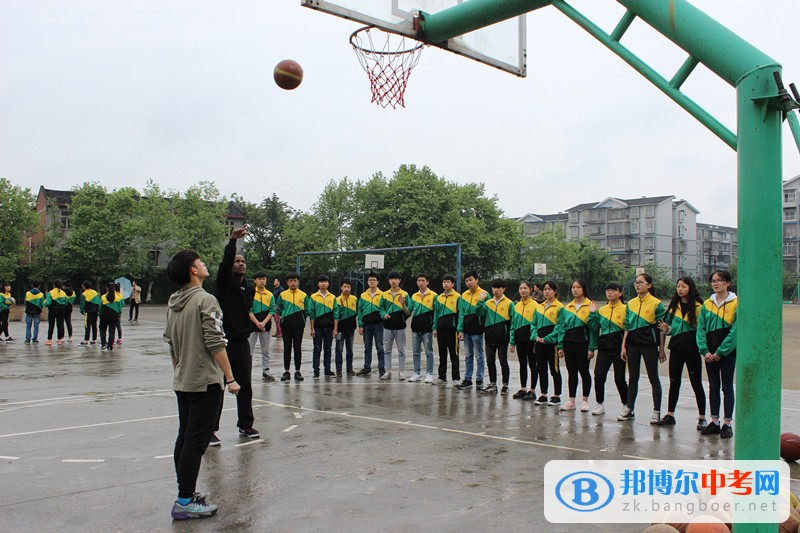 圓夢NBA ——美國籃球教練蒞臨隆昌縣第二中學(xué)進(jìn)行現(xiàn)場指導(dǎo)