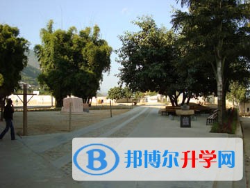 保山市隆陽區(qū)壩灣民族中學(xué)招生辦聯(lián)系電話